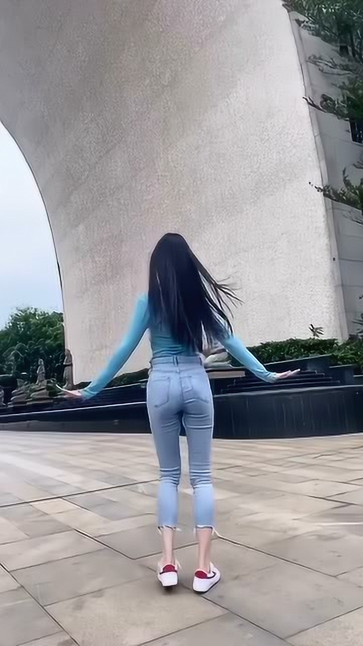 活泼可爱的女孩子,看这背影就很美了!