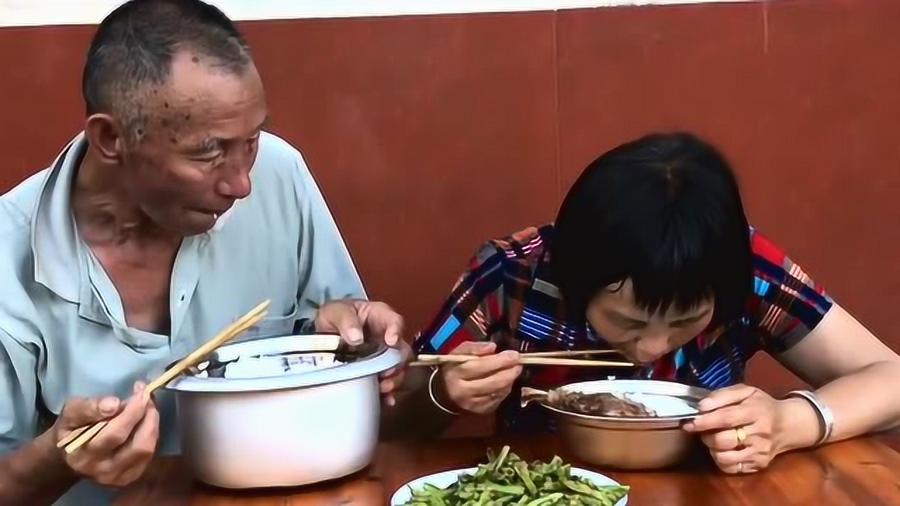 知道农村人吃饭为什么都用大碗了,看完这个视频,你就明白了!