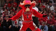 NBA搞笑解说：吉祥物挑衅明星Jay Z，最怕的人果然是他！