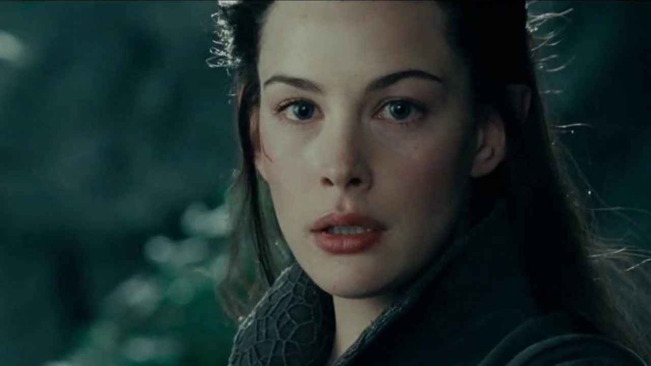 戒灵疯狂追杀精灵美女和佛罗多,美女直接召唤出巨涌