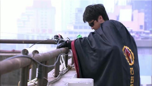 《魔幻手机2傻妞归来》:小千竟拿出了飞人服,他想干什么?