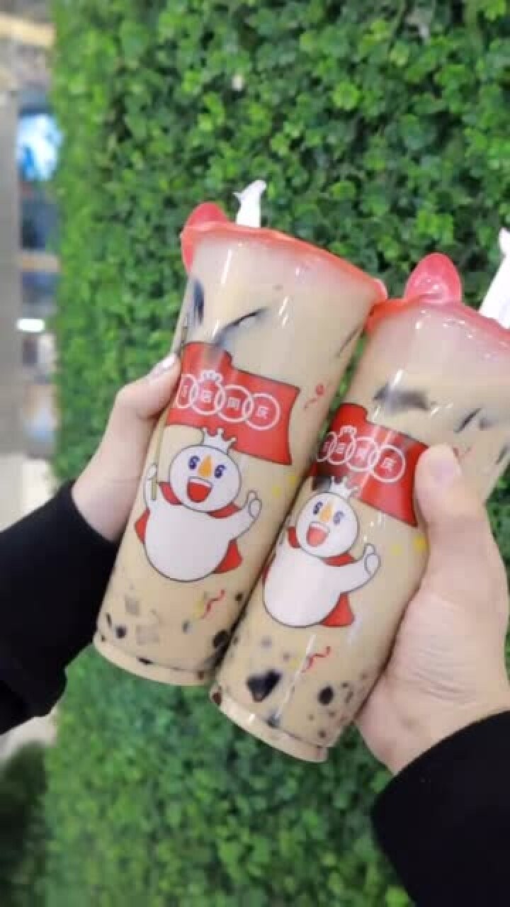 喂她喊你喝奶茶啦情侣用奶茶可以拍出甜甜的照片哦