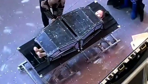 上传者:心果飞梦时 间:2021-07-12揭秘世界著名人体分割魔术,美女被