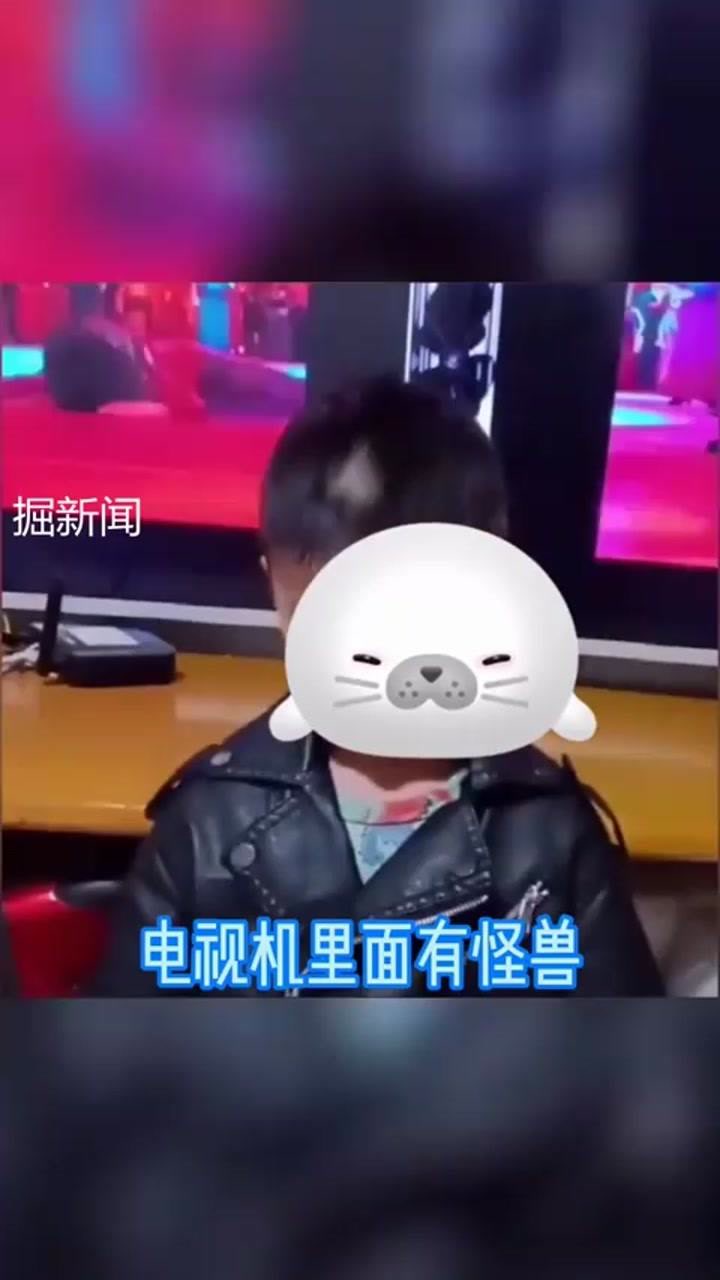 福建泉州,熊孩子拿棍子砸电视,知道真相后哭笑不得