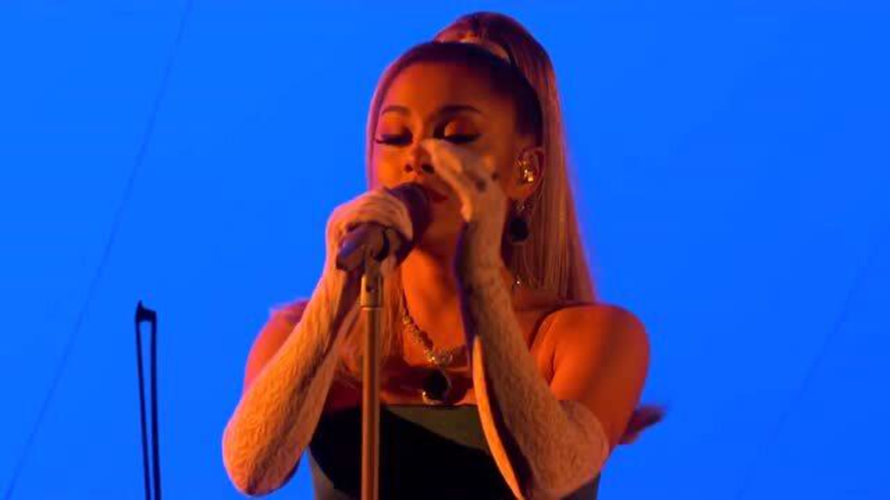 a妹登上第62届格莱美颁奖典礼表演了热单串烧