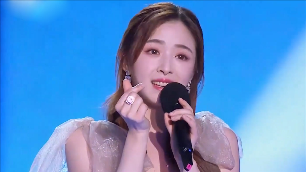 张含韵一首《起风了》,听得我骨头都酥了,网友:人美歌甜!