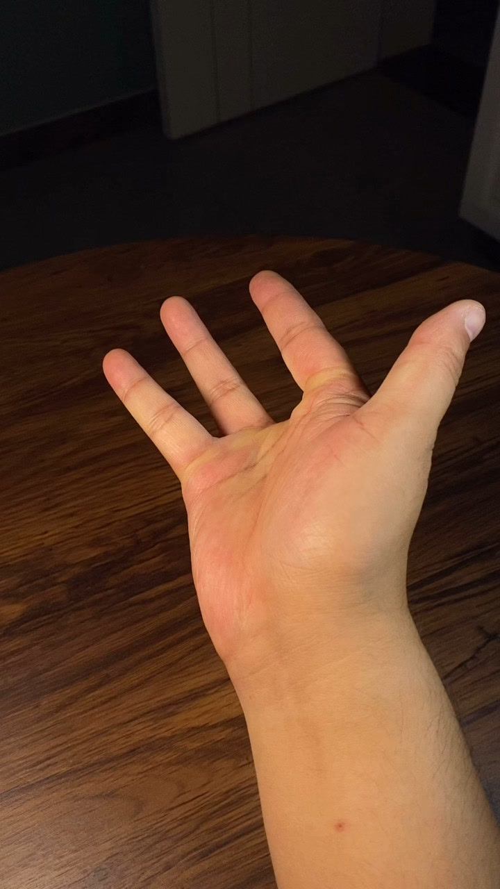 你以为我长了三根手指吗其实只是你的眼睛看不到而已