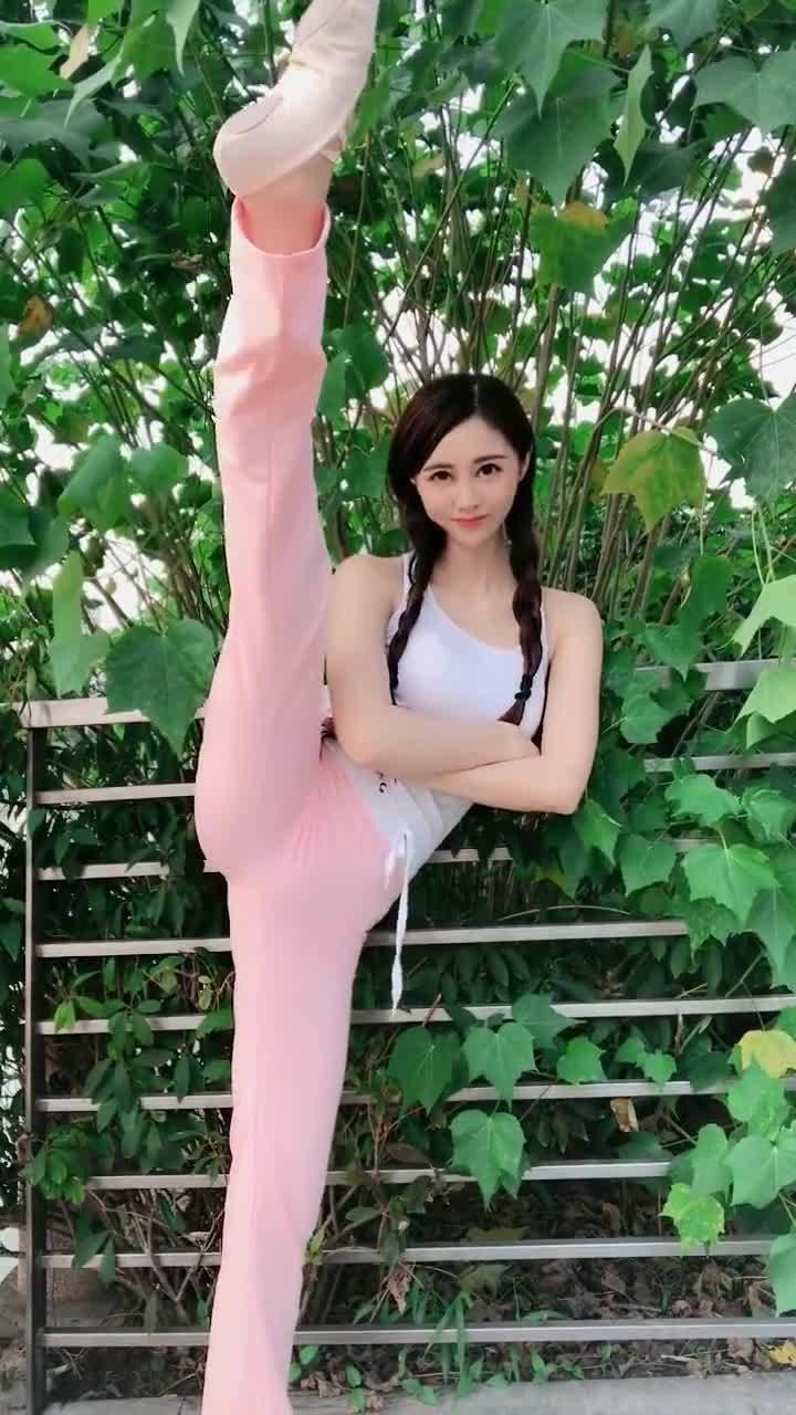 户外绝活一字马,美女小姐姐的动作很标准