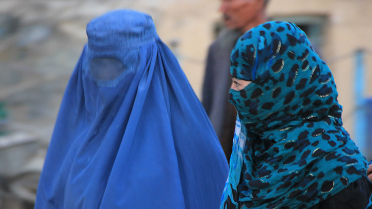 阿富汗与巴基斯坦恢复边境贸易,女性全身被罩袍包裹,没人戴口罩