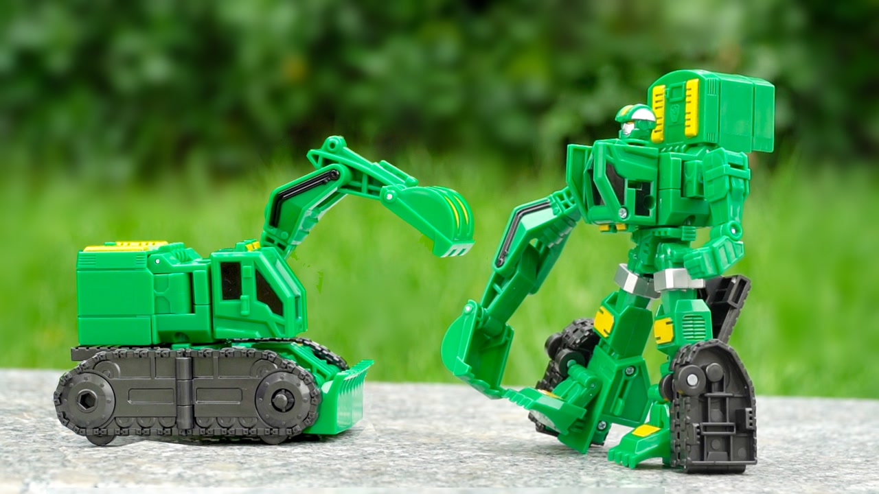 咖宝车神重工战队玩具,挖机动卡从机器人形态变形成挖掘机形态