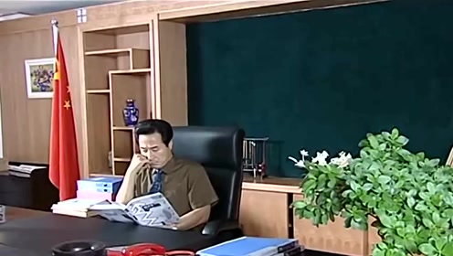 人大主任人大主任被省纪委当场双规,主任毫不畏惧,真让人佩服