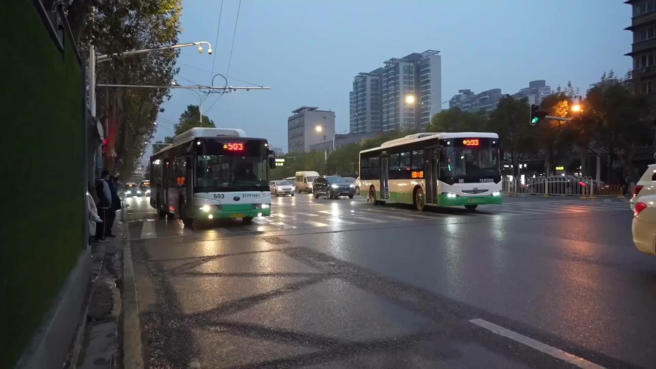 新年上班第一天 脚步匆匆赶路忙