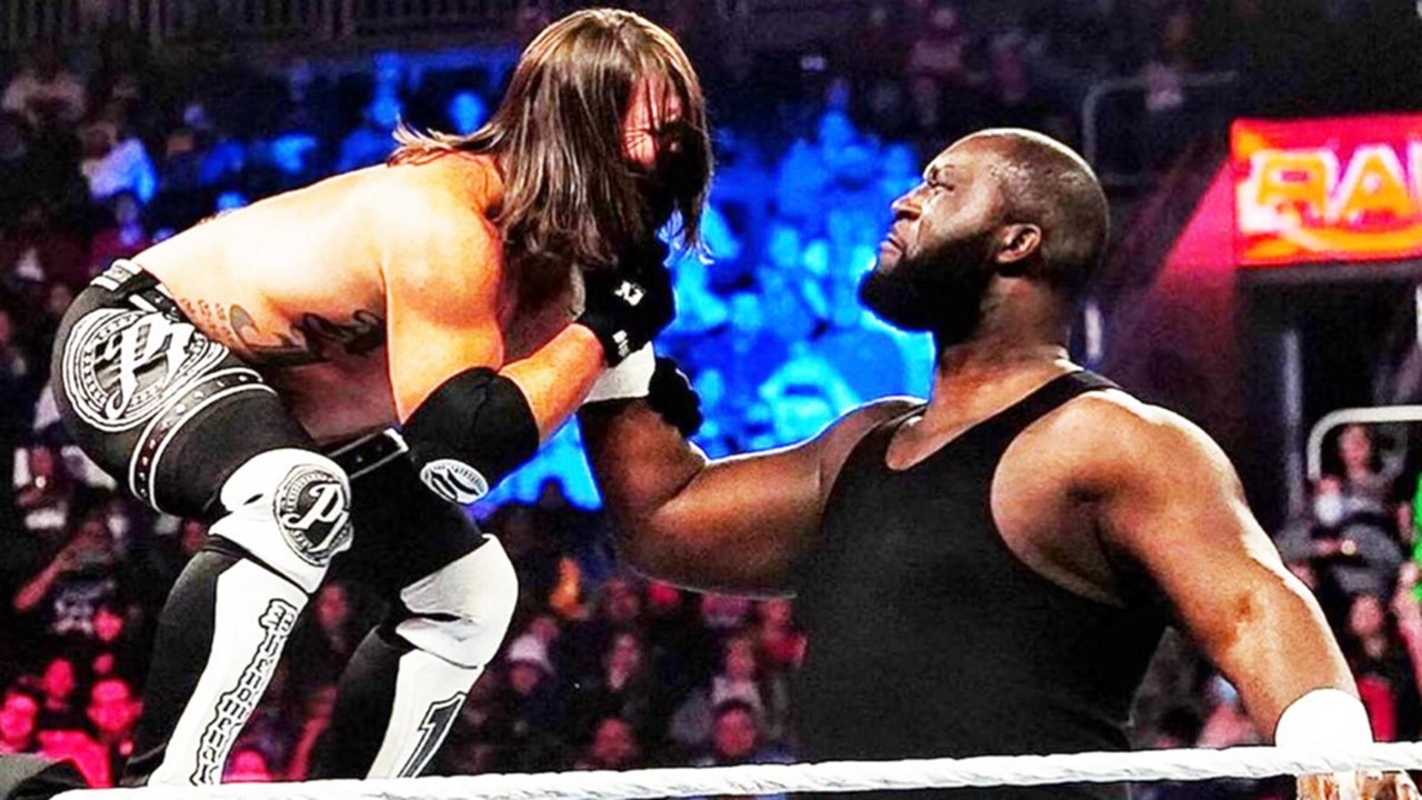 未播出wwe现场实拍 aj斯泰尔斯与巨人保镖奥莫斯反目对战耍诈取胜