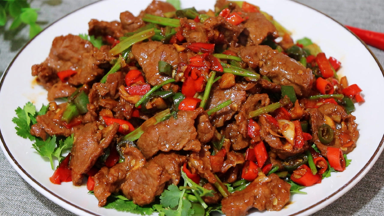饭店里火爆的小炒牛肉为啥那么好吃?大厨教你技巧,简单又实用