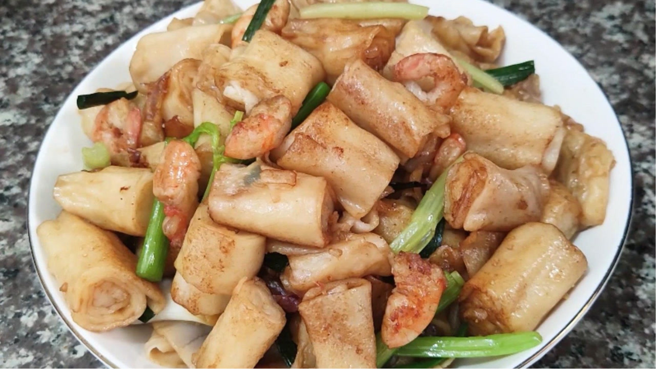 广东猪肠粉的家常做法,营养美味嫩滑可口,一大盘都不够吃