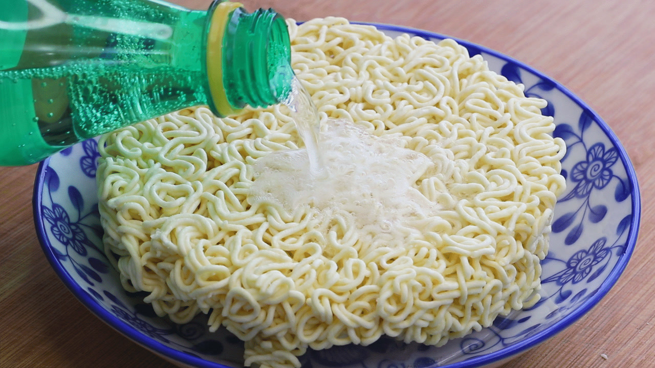 方便面里倒入一瓶雪碧,想不到这么好吃,我也是今天才知道,解馋