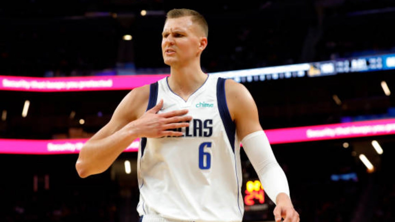 NBA官方宣布 波尔津吉斯因将球踢向观众席被罚款1.5万美元