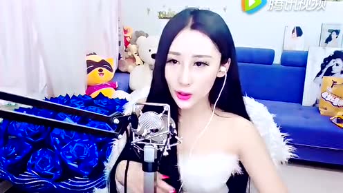 女主播忘记穿内衣_美女只穿内衣