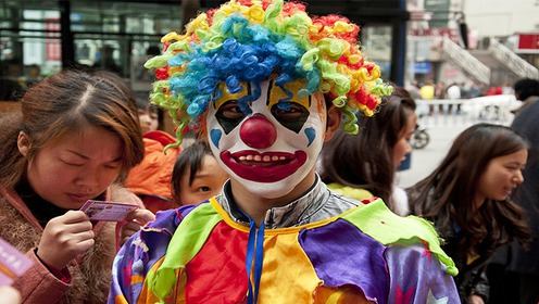 美国"恐怖小丑"现身街头 欲吓人反被路人酒瓶砸头