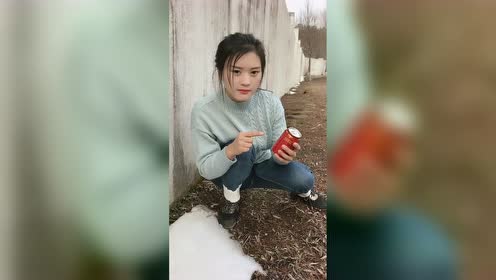 美女单手戳开易拉罐,不是拉环哦!