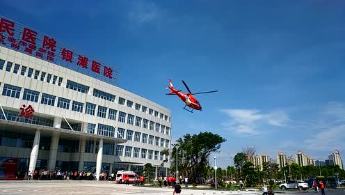 空中救援机在北海人民医院银滩医院升空