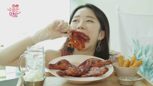 韩国吃货美女,吃5个大鸡腿和芝士棒,配萝卜块和冰可乐,吃的超享受