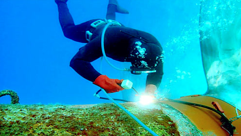 水下焊接你见过吗?网友:这还得发一份潜水员的工资吧