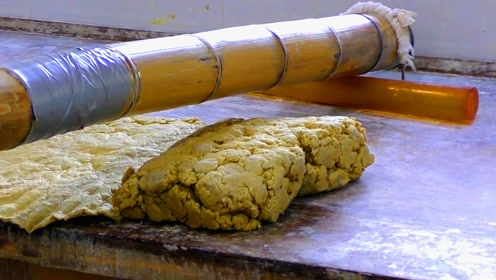 广州传统美食竹升面制作,坚持用传统竹子压面,面条爽口有弹性