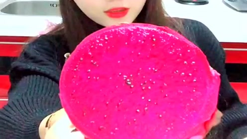 美女吃火龙果,红心的,一勺基本就差不多了