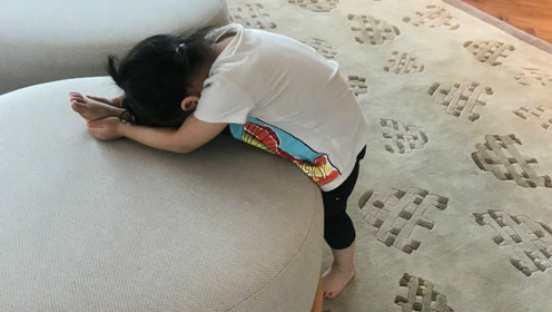 章子怡晒女儿压腿照,肉手肉脚超可爱,网友:醒醒,别睡着了