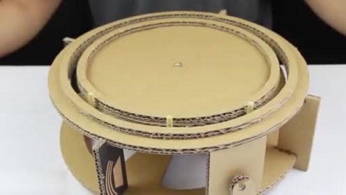 手工恶作剧:创意diy小火车行驶在环形轨道上,内部原理很简单