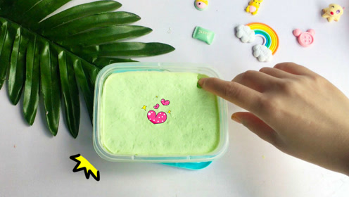 橡皮泥秒变冰山泥,只需要加一种材料就行,超级酥脆好玩