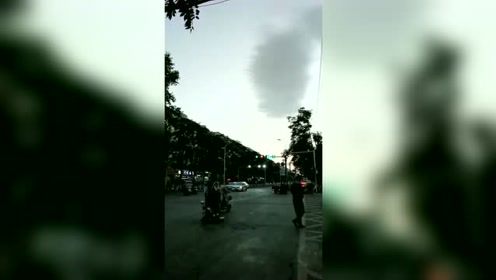 手机拍下天空一幕，看上去有点惊悚，网友：UFO