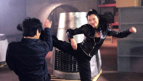 间:2020-04-17蝎子王沙漠中遇险,女巫师舍身救了蝎子王,从此携手相伴0