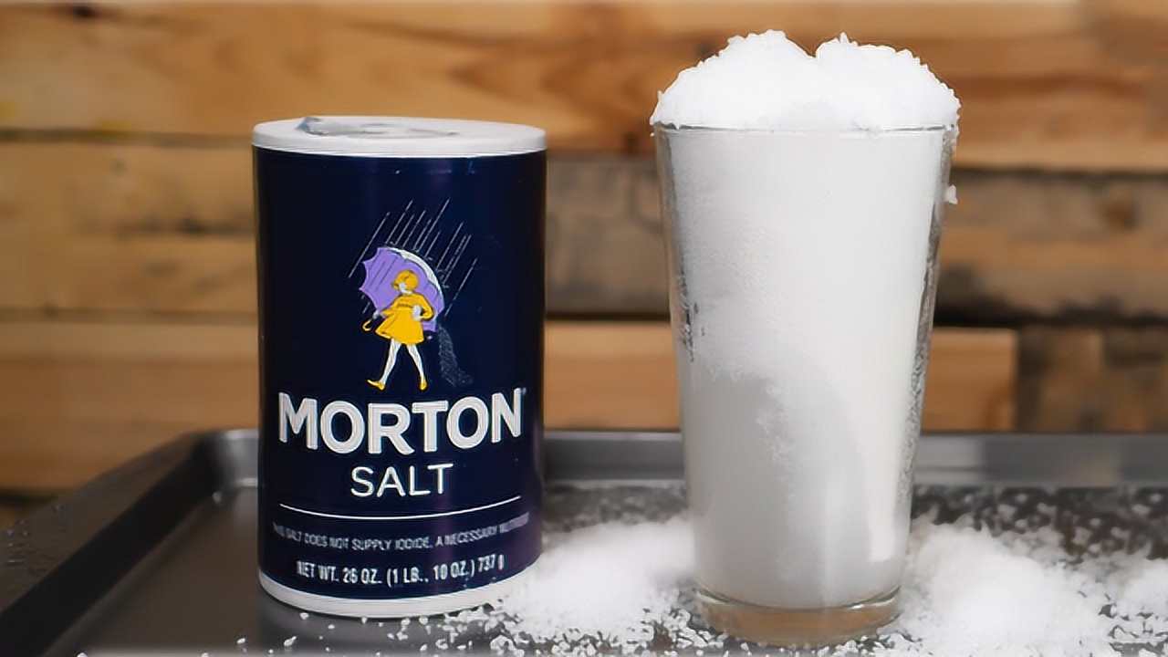 往盐里面倒入醋,真的会化成雪吗?看完老外的实验你就知道!
