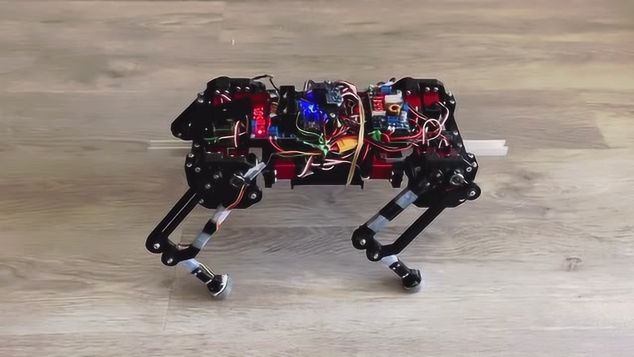 舵机四足机器人的跌倒翻身