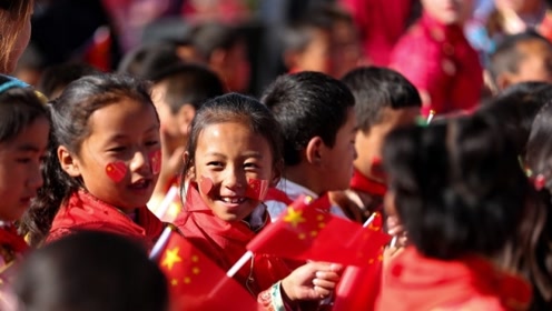 【甘肃五个一百网络正能量视频·系列展播（81）】暖心！甘肃甘南少年们和阿爸阿妈一起，向国旗敬礼