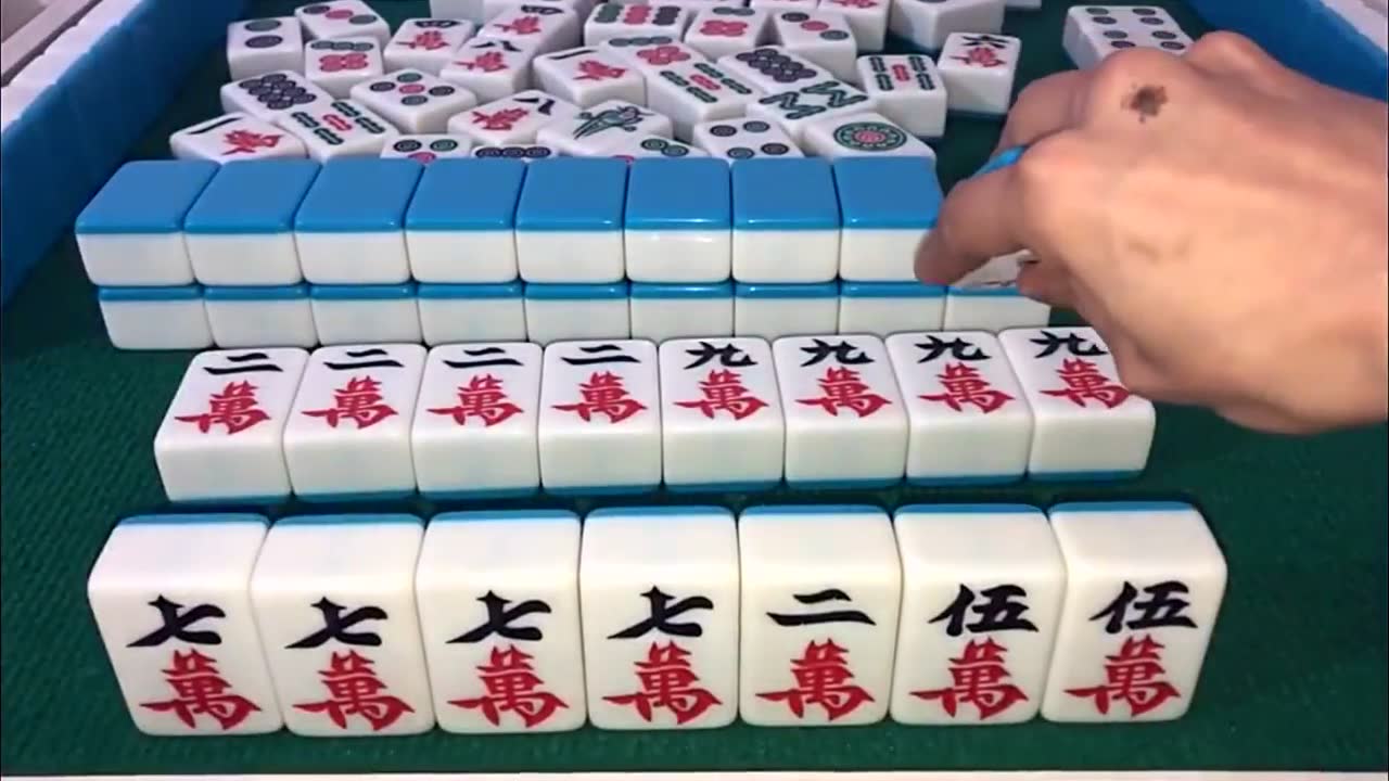 小伙做出一把清一色对对胡,连开三杠杠上花,这牌看着真漂亮