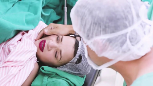 产房实录产妇剖腹产分娩全过程,妈妈的付出和牺牲令人心疼!