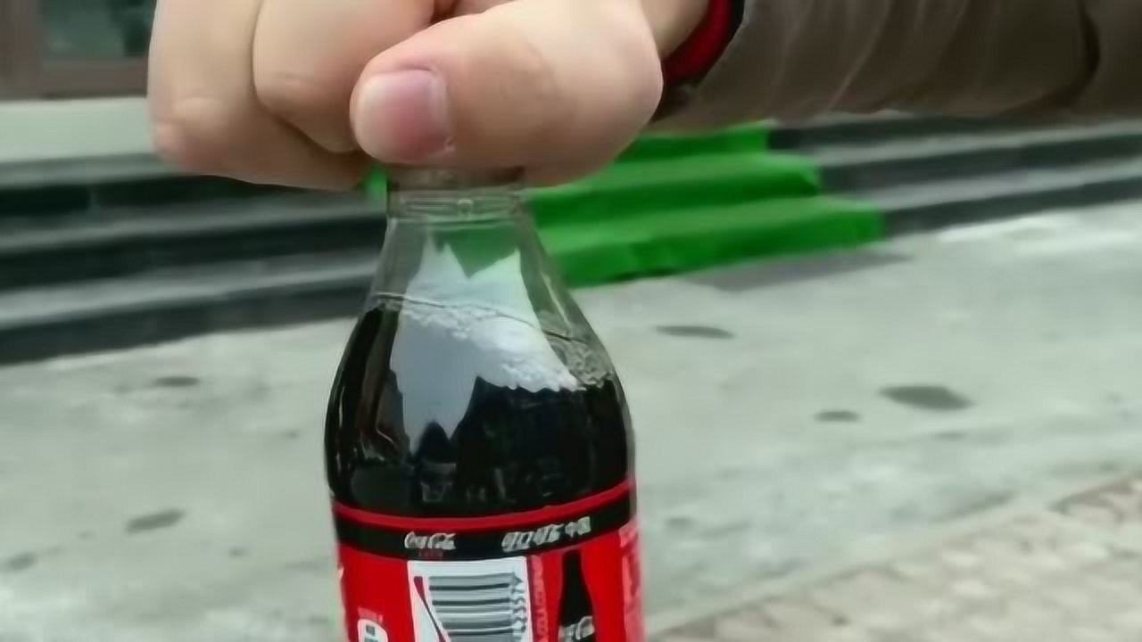 东北的天气有多冷,这瓶可乐就可以表达!打开瓶盖几分钟就冻成冰块了.