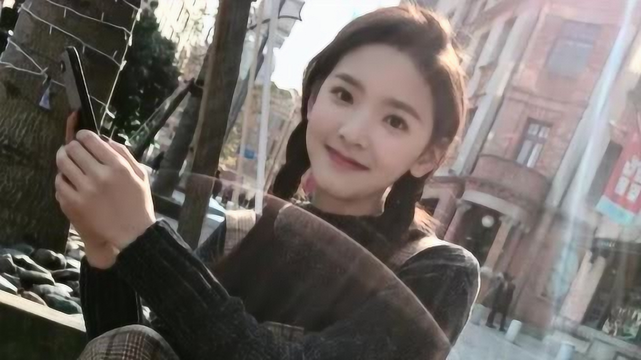 章若楠手提半月形手提包 抓绒粒大外套俏皮可爱