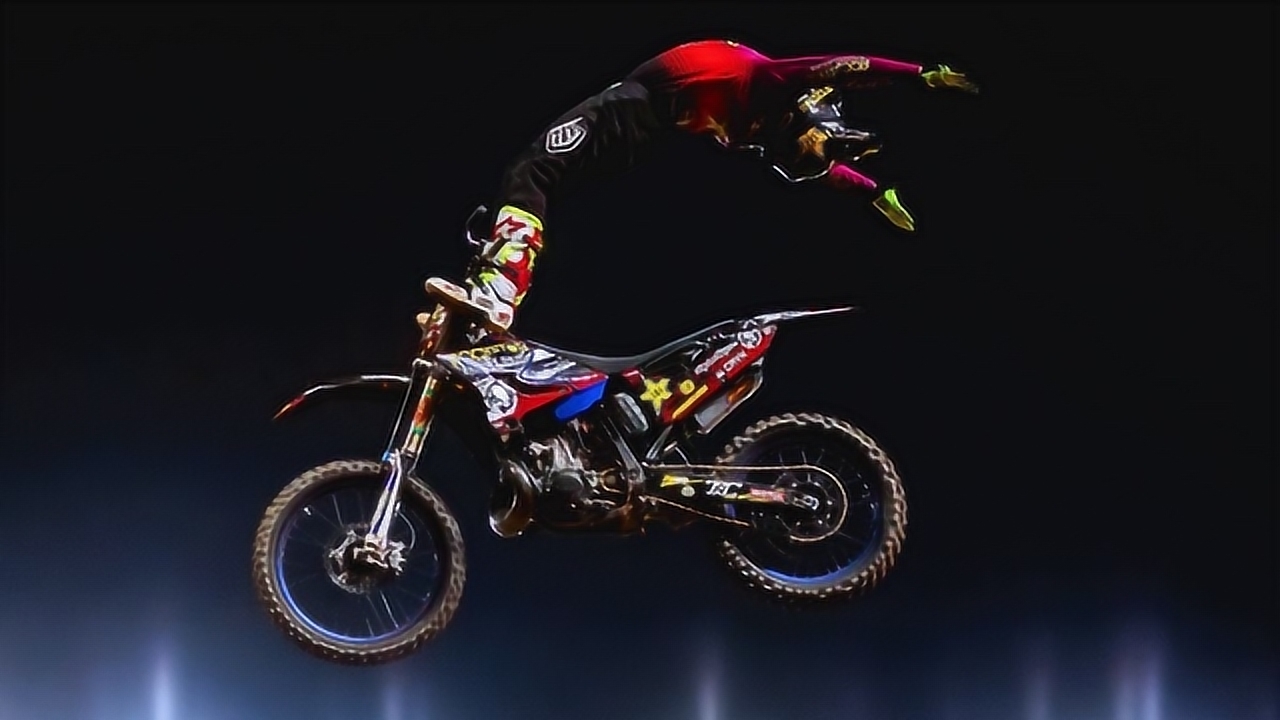 引擎轰鸣 铁马咆哮,疯狂摩托车手花式炫技!