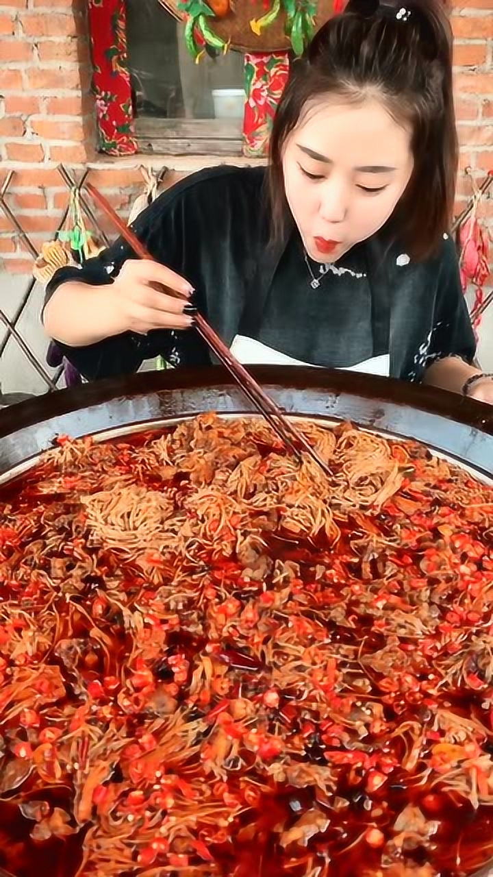 爆辣金针菇一口塞,吃播小姐姐吃得真带劲,喜欢这个好豪爽的妹子