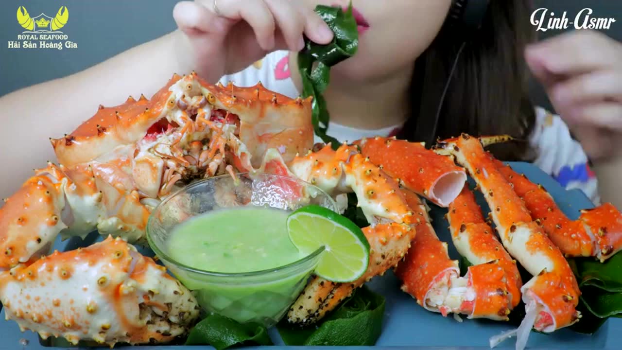 美女吃播:越南女吃货吃"6斤的帝王蟹"大口的吃,吃的真得劲