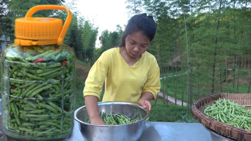 农村小英子:英子被酸豇豆馋住了,自己做一瓶速成的,几天就能吃