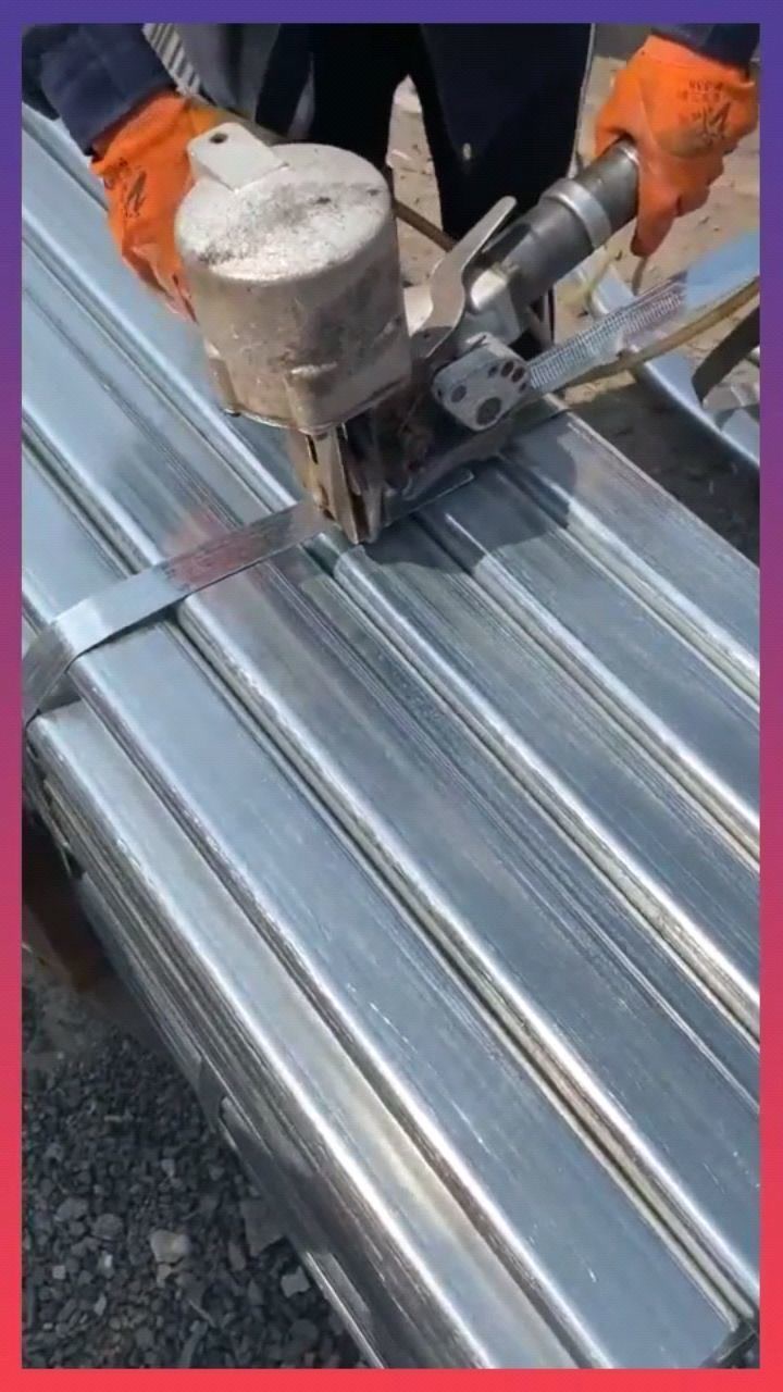 半自动钢管打包,机器这么落后,怪不得总是亏损!