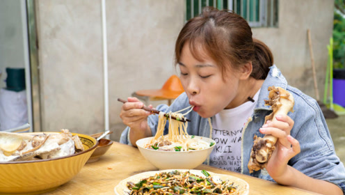 秋妹熬羊骨头汤做米粉,配着折耳根吃,大口嗦粉的感觉太爽了