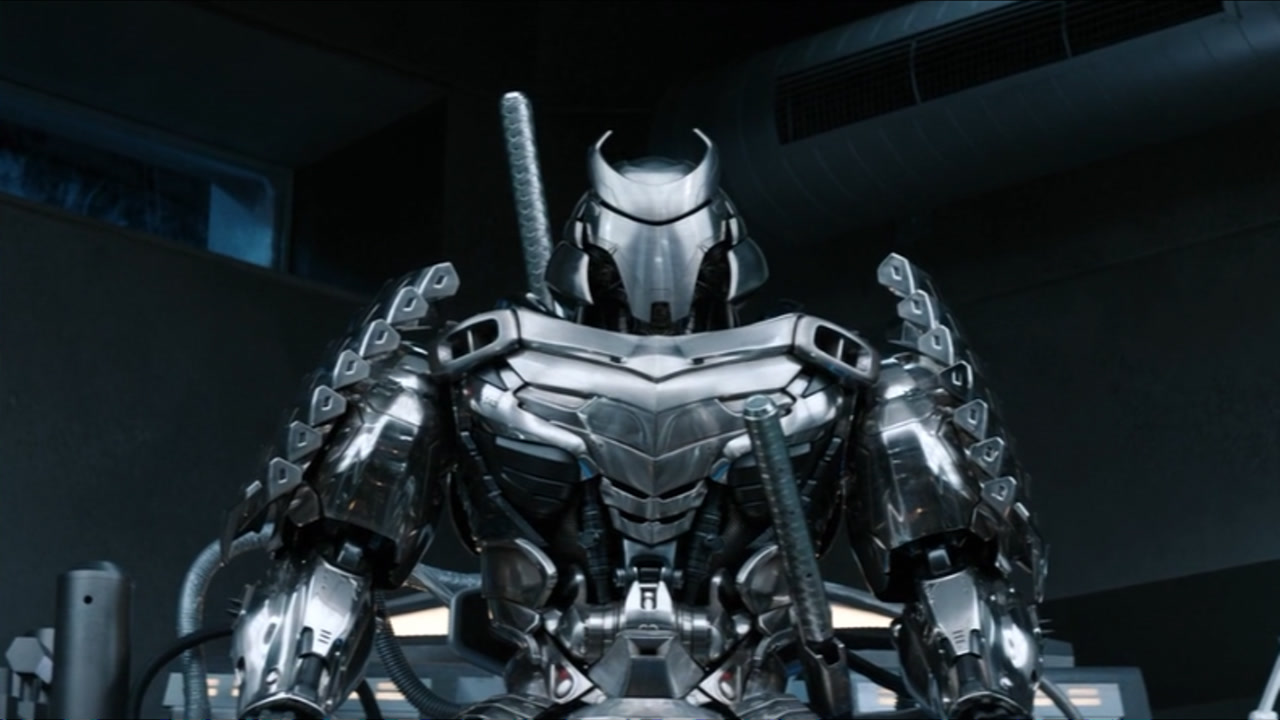 非常霸气的银色铠甲,曾经斩断过狼叔的金刚爪