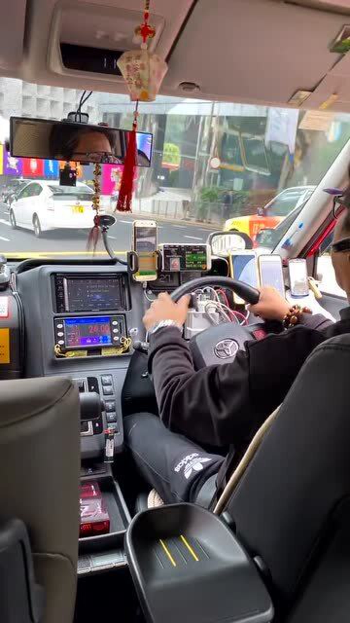 香港出租车内部展示,竟然还是自动挡,车主用五部手机同时工作!