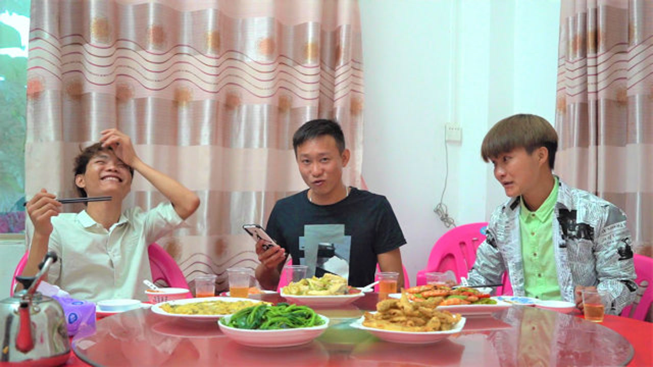 阿壮撇下兵哥浪迹东方,和老弟们在外吃喝玩乐,直言别告诉大嫂